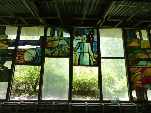 This was made not from shaped panes set edge-to-edge, like our, but thousands of flat strips sandwiched together; I've never seen anything else like it. 