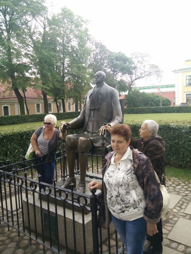 Peter the Great. Note his mutant spider fingers and inexplicable female fanclub.