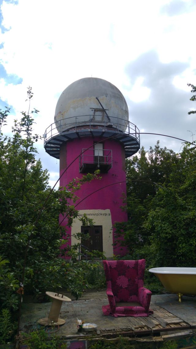 Sub-dome with matching armchair.